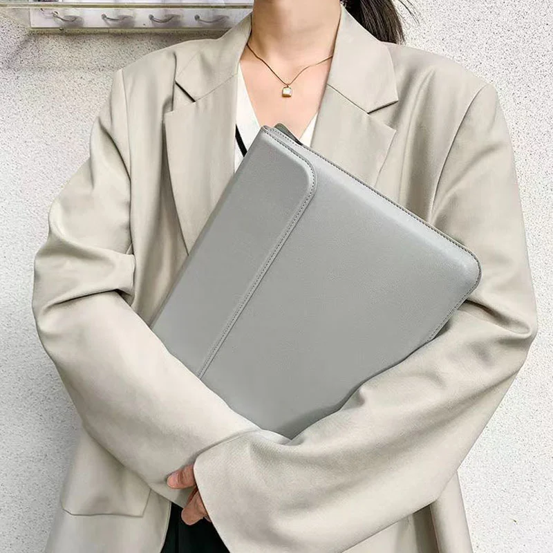 広州富麗雅実業有限会社  C-81257  2in1 PCスリーブ、マグネット折りたたみスタンド、冷却スタンド・リストレスト兼用、防水ソフトレザー、強力マグネット - MacBook・Lenovo・Huaweiなどに対応。