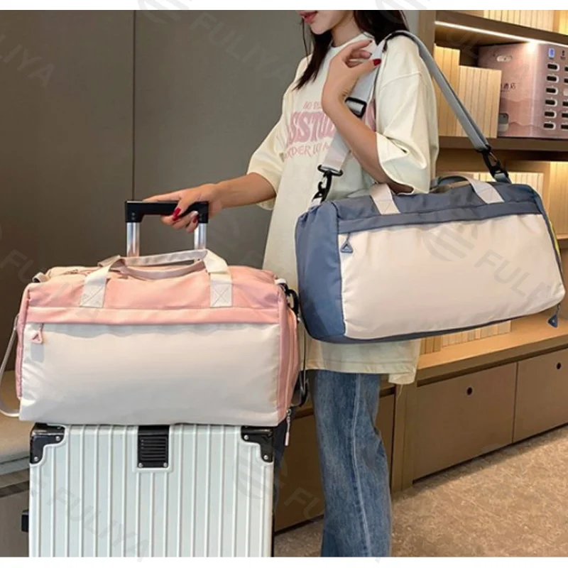 広州富麗雅実業有限会社  C-80940 ピンクの撥水トレーニング旅行バッグ。シューズ収納、前面ファスナーポケット、キャリー固定ベルト付き。ドライ＆ウェット分離、大容量。女性のフィットネス・スポーツ・旅行に。